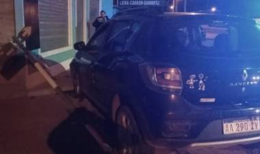 Un hombre chocó su auto y quiso agredir a los policías que llegaron al lugar