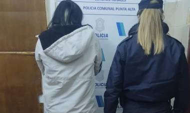 Una mujer agredió a una policía y le fracturó la naríz