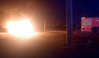 Un auto sufrió pérdidas totales tras un incendio 