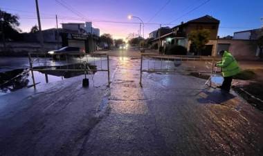 Precaución en una esquina de la ciudad por pérdida de agua y formación de hielo