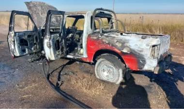 Pérdidas totales en el incendio de una camioneta en la ex ruta 229