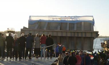 Se realizó la botadura de la compuerta flotante para el dique N°2 del Arsenal Naval Puerto Belgrano