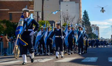 La Armada Argentina desfiló en Bahía Blanca por el 9 de Julio