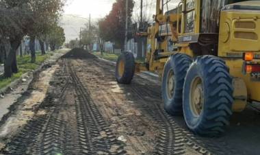 El Municipio continúa la reparación y mantenimiento de calles de tierra en distintos barrios y localidades