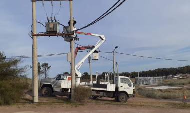 La Cooperativa Eléctrica de Punta Alta realiza trabajos en los nuevos alimentadores de Pehuen Co