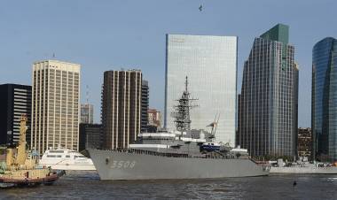Buques de la Marina de Autodefensa del Japón se despidieron del puerto de Buenos Aires