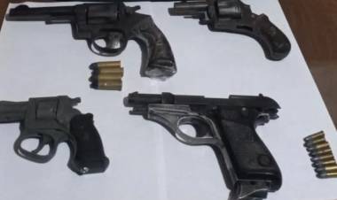 Detuvieron a dos personas por evadir un control y les encontraron armas