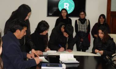 El Municipio entregó las Becas Coronel Rosales a 20 estudiantes del distrito