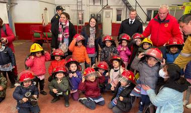 Alumnos del Jardín de Infantes visitaron el Cuartel de Bomberos de la Base Naval Puerto Belgrano