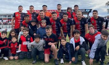 Se bailó cuarteto en Punta Alta: Sporting goleó a Liniers y es el único puntero