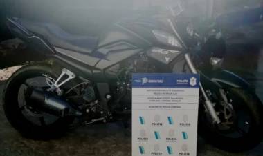 La Policía encontró una moto sin patentes tirada en la calle