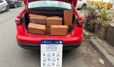 Detuvieron a dos personas que circulaban en un auto con el baúl lleno de ladrillos robados