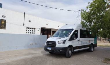 El Gobierno de la Provincia de Buenos Aires entregó una combi 0km a la Escuela Especial 502