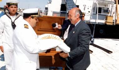 25 años de la entrega del pabellón de guerra al balizador "Punta Alta"