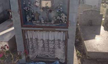Una decena de nichos fueron vandalizados esta madrugada en el Cementerio Municipal