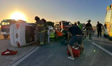 Un auto quedó semivolcado en la ruta 3 en cercanías al Puente Naranja