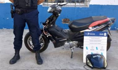 Dos delincuentes llevaban a tiro una moto robada en el centro