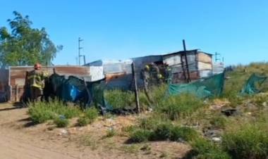 Bomberos Voluntarios acudieron al incendio de una precaria vivienda