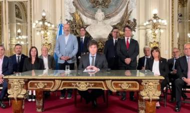 El Presidente Milei presentó un DNU de 366 artículos para una profunda desregulación de la economía