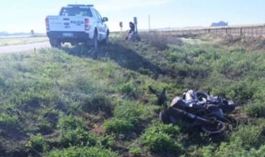 Dos personas fueron hospitalizadas tras caerse de la moto en la que circulaban