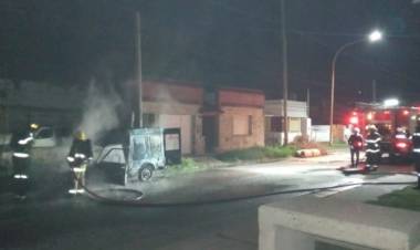 Bomberos Voluntarios acudieron al incendio de un utilitario