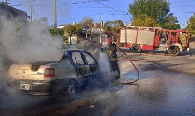 Pérdidas totales en el incendio de un auto en 25 de Mayo y Antártida Argentina