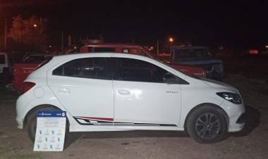 Detuvieron a dos personas que circulaban en un auto con cocaína y dinero