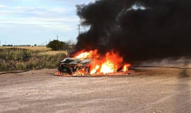 Pérdidas totales en el incendio de un auto en ruta 249