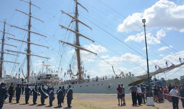 La fragata ARA “Libertad” realiza actividades en Puerto Belgrano