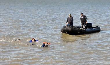 Buzos del Servicio de Salvamento de la Armada realizaron nado a mar abierto