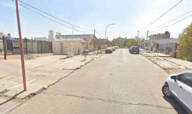 Un hombre perdió el control de su vehículo y chocó contra autos estacionados