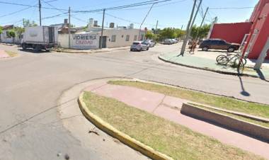 Tres personas heridas en un accidente entre dos motos y una camioneta