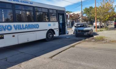 Accidente de tránsito entre un colectivo de la línea 319 y un auto en la esquina de Paso y 9 de julio