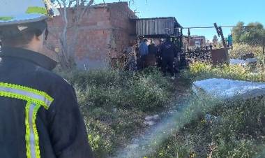 Bomberos Voluntarios asistieron a una familia tras el incendio de un galpón 