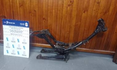 Dos personas fueron aprehendidas por que llevaban un cuadro de moto sin numeración