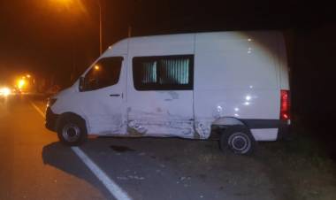 Accidente de tránsito entre una camioneta y un auto