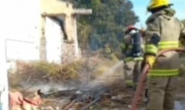 Un hombre quemaba pastos sin avisar a Bomberos, y preocupó a todo un barrio