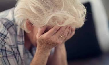 Una mujer de 97 años fue engañada por teléfono y le robaron USD6.000 y $600.000
