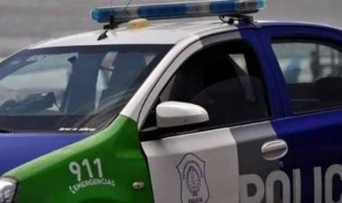 Dos vándalos dañaron el frente de una casa, descartaron armas blancas y quedaron aprehendidos