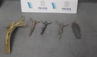Se incautó grifería y objetos religiosos de bronce en una chatarrería