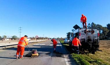 Vialidad Nacional bachea la autopista de Ruta 3 que une Punta Alta y Bahía Blanca