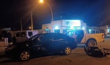 Dos personas heridas en el choque entre una moto y un auto