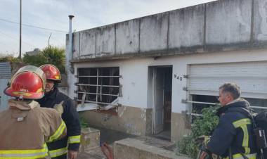 Bomberos Voluntarios acudieron al incendio en una vivienda de Ciudad Atlántida
