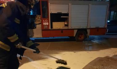 Por un derrame de gasoil Bomberos Voluntarios realizaron tareas de prevención en Colón y Alberdi