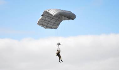 Fuerzas Especiales se adiestraron en paracaidismo en Base Baterías