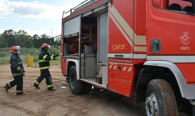 Debido a simulacros de incendios se ven cortinas de humo en la Base Naval Puerto Belgrano