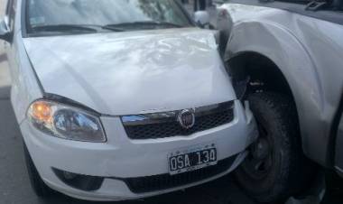 Una mujer perdió el control de su auto y chocó con una camioneta estacionada