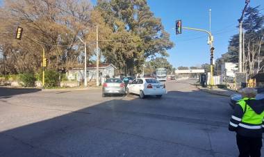 Accidente de tránsito en Colon e Irigoyen, una esquina donde funcionan mal los semáforos