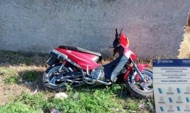 Delincuentes entraron a un patio, robaron una moto y la abandonaron en un descampado