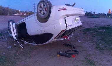 Dos autos terminaron volcados tras chocar en ruta 3 altura rotonda de Grunbein